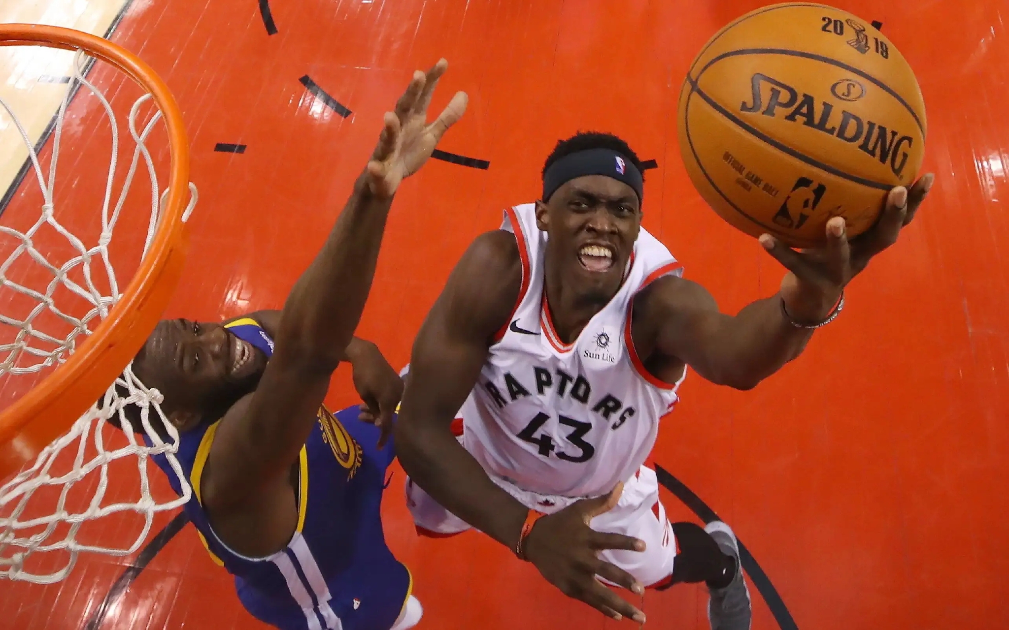 大比分获胜引发热议！，西亚卡姆在巴塞罗那比赛中锐不可当比赛高潮迭起的简单介绍