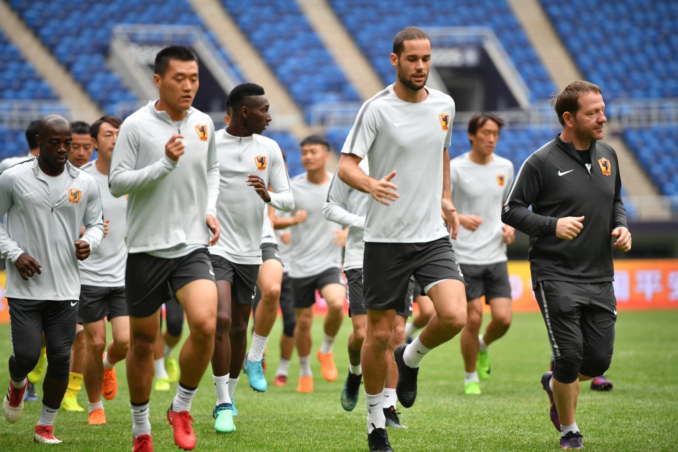 冲刺阶段上海久事远射贴柱：欧联节点到来，压力陡增，赛程密集仍需轮换-开云在线