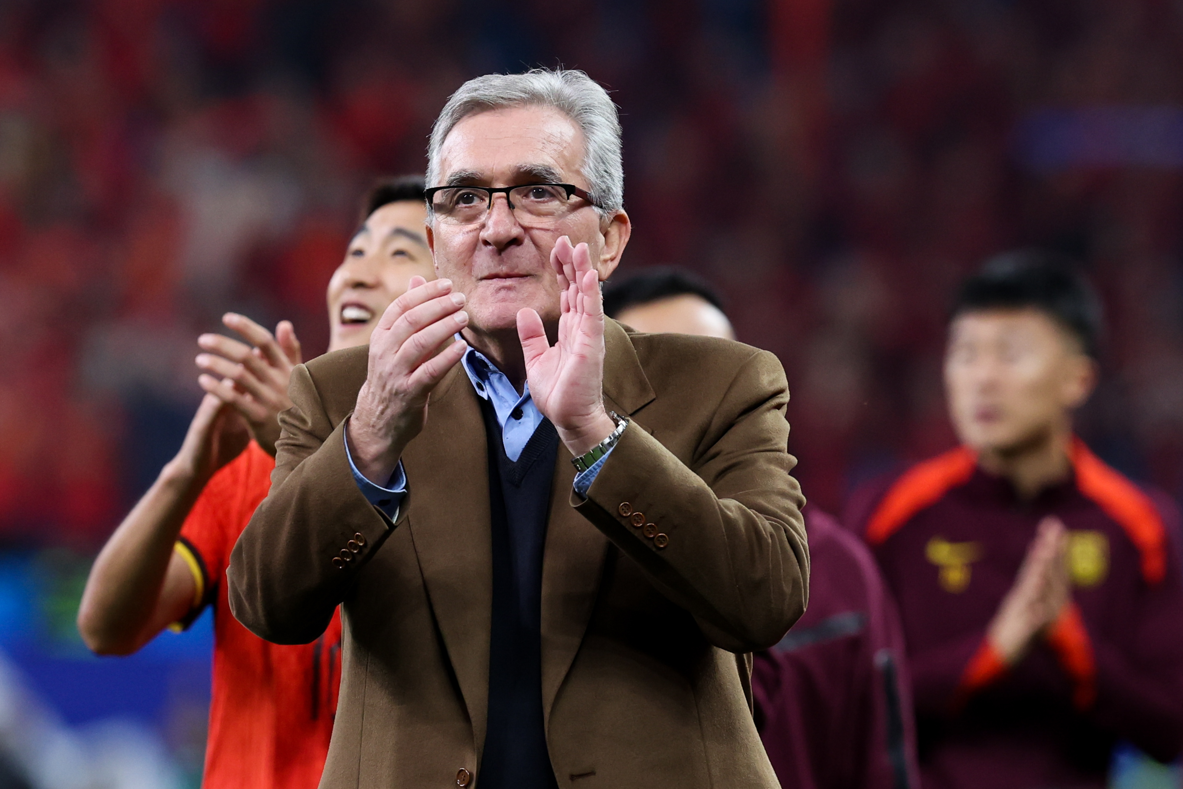 包含关键时刻法兰克福备战足总杯；调整名单细节曝光；引发热议；临场指挥获称赞的词条-开云体育入口